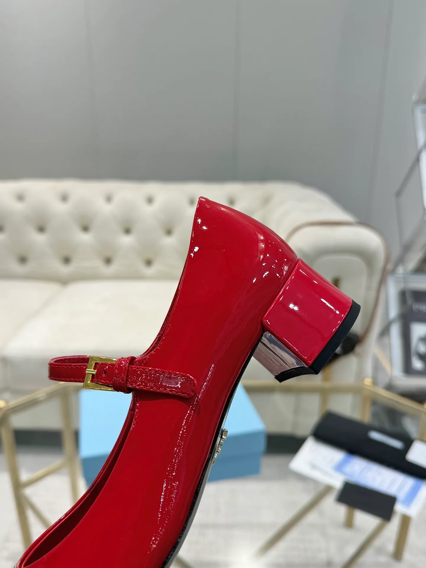 👟👟Ex-factory price 580👟👟 (imitation leather bottom-20) New arrival 👉Ready stock👈Remove the original board and make a 1:1 replica‼ ️ The highest version of Prada's early spring catwalk hot style 😘The latest spring style Retro Mary Jane series Genuine leather sole, simulated leather sole, a must-have for goddesses Super comfortable on the feet, reducing age 👉The upper is made of imported gold velvet, comfortable round toe, retro and playful, lining + feet, imported sheepskin lining, breathable and comfortable, matching private molded buckles (all original logos) Heel height 4cm Code number 35M-39M (34 40 41 42 customized, non-refundable and non-exchangeable)✅